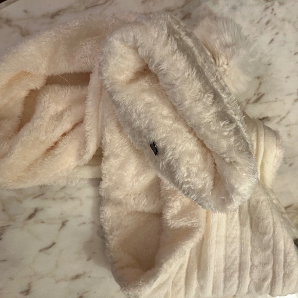 - UGG Winter White pom pom hat infinity scarf & glove set NWT - Picture 3 of 7